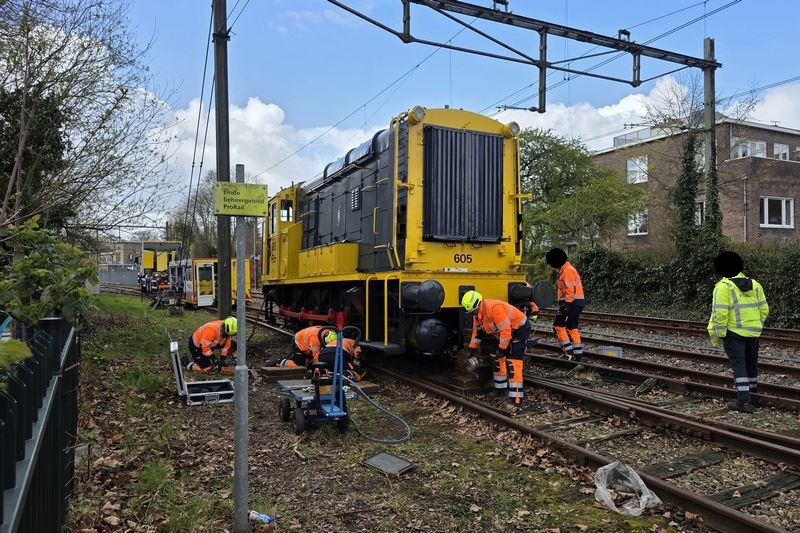 Museumlocomotief 605 van het Spoorwegmuseum herspoord door Incidentenbestrijders van ProRail